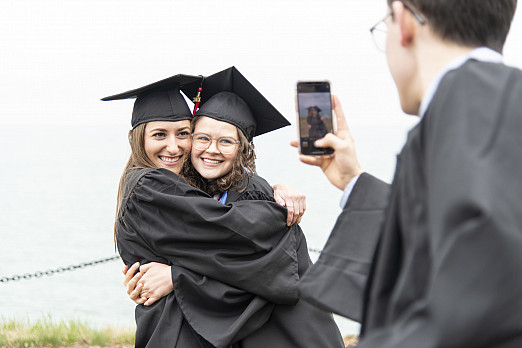 迦太基毕业生用湖畔照片庆祝2021年开始。