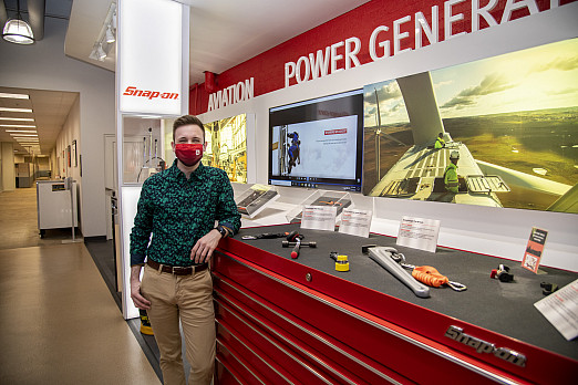 迦太基的学生Evan Blievernicht在Snap-On Tools实习，这是他的众多全球公司之一...