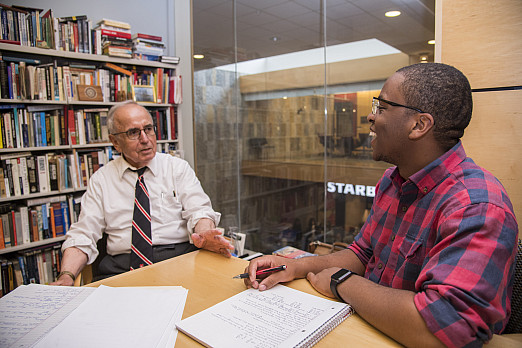 迦太基的学生马奎尔·威廉姆斯（Marquell Williams）在o ...上方的Cyr教授的办公室与Art Cyr教授见面。